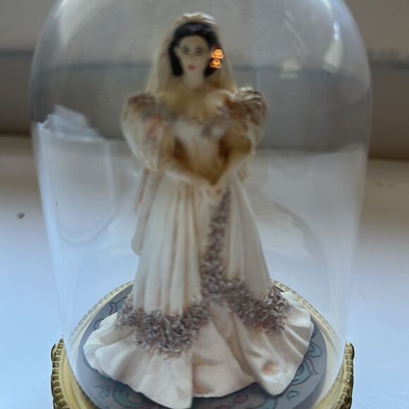 Vintage 1993 Franklin Mint Scarlett’s Betrothal figurine under glass dome - Picture 2 of 6